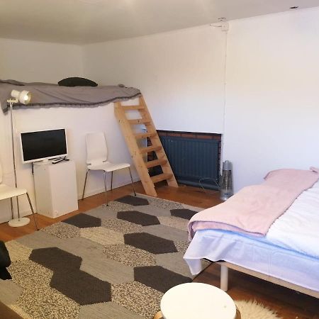 Ett Rums Laegenhet Med Egen Ingang, Parkering Örebro Zewnętrze zdjęcie